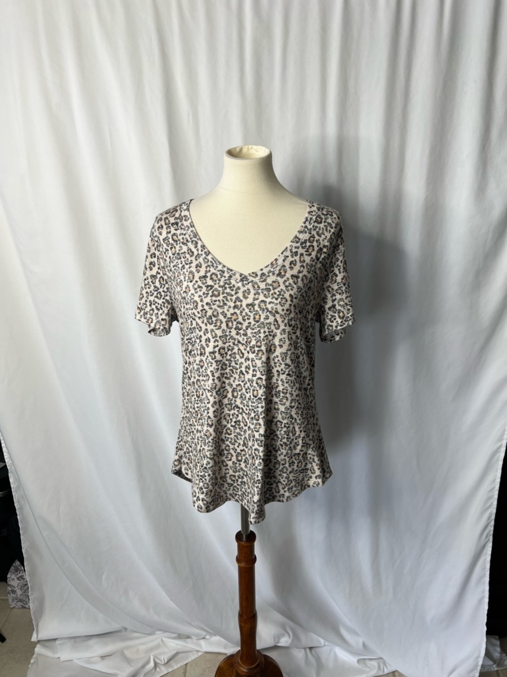 Z Supply Leopard Print Flowy Tee | V-Neck Short Sleeve Top | Size Large
